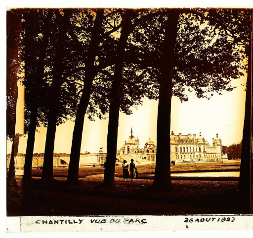 Chantilly (Oise). Le château vu du parc