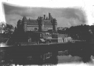 Pierrefonds (Oise). Le château : vue générale, le lac et le Café du Lac