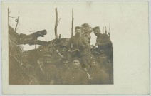 CARTE-PHOTO MONTRANT DES SOLDATS ALLEMANDS TENANT DES GRENADES A MAIN