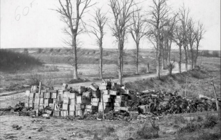 Guerre 1914 1918. Un dépôt de munitions et d'obus, route de Péronne