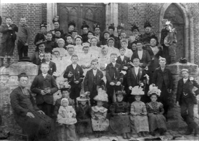 Coisy. Groupe d'enfants et de communiants posant avec l'abbé Mache devant l'église