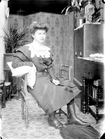Portrait de femme devant son bureau