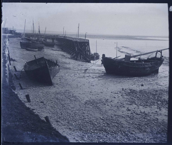 Le Crotoy (Somme). Bateau de pêche à marée basse près de l'estacade