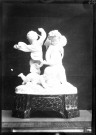 Statuette montéte sur socle en marbre représentant trois enfants