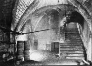 Amiens, 19 rue des Sergents, cave de Monsieur Bibolé : les voussures et l'escalier (XIIIe siècle)
