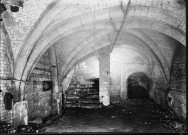 Amiens, 16 rue des Sergents, cave de Monsieur Hoyer (tapissier) : les voussures et l'escalier (XIIIe siècle)
