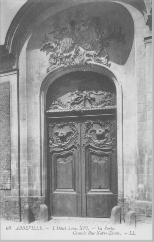 L'hôtel Louis XVI - La porte, grande rue Notre-Dame
