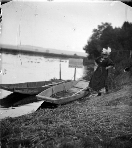 Une femme sur les berges de la Somme. Barques des hortillons