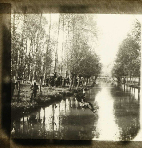 Manoeuvres militaires de Picardie du 2e Corps d'Armée : entraînement des soldats au passage d'une rivière au moyen d'une tyrolienne