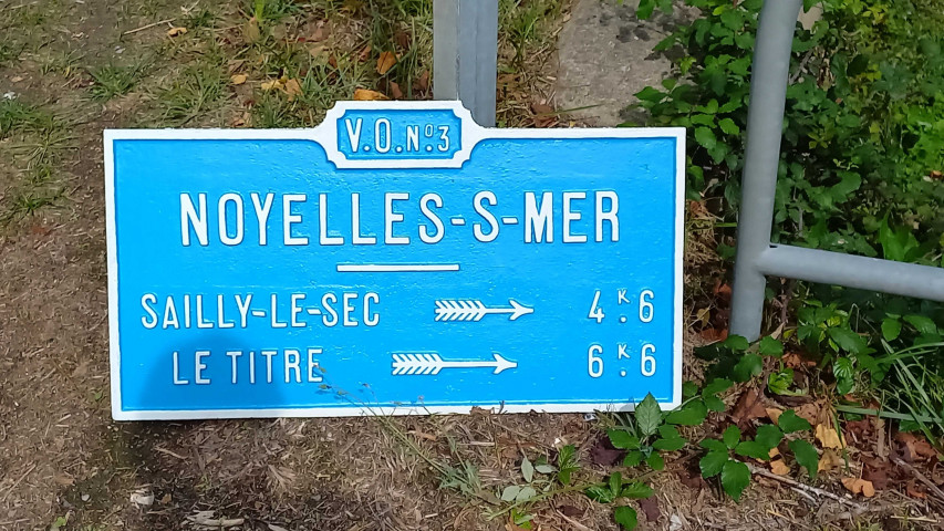 Noyelles-sur-Mer. Ancienne plaque directionnelle dite plaque de cocher V.O. n° 3 vers Sailly-le-Sec (4,6 km) et Le Titre (6,6 km)