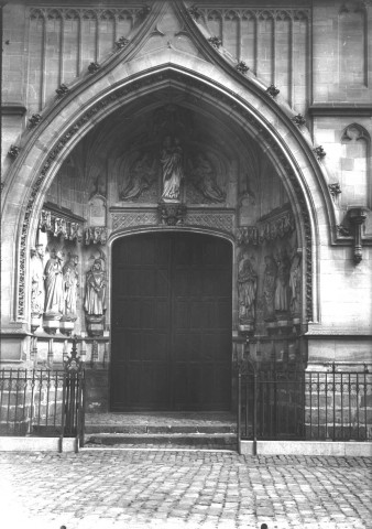 Eglise de Doullens, vue de détail : le portail sculpté