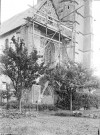 Eglise, vue extérieure : la façade et le clocher en cours de restauration