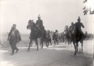 Un convoi de prisonniers de guerre allemands sur la route-d-Allonville