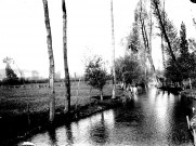 Paysage de marais, traversé par un canal