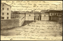 Carte postale intitulée "Lyon. Entrée du Fort Lamothe". Correspondance de Raymond Paillart à sa femme Clémence
