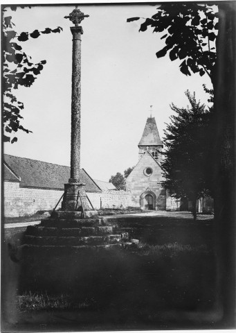 La croix de grès, érigée derrière l'église