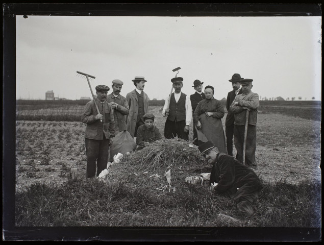 [Photographes de la Société photographique de Picardie posant avec des paysans dans la campagne picarde]