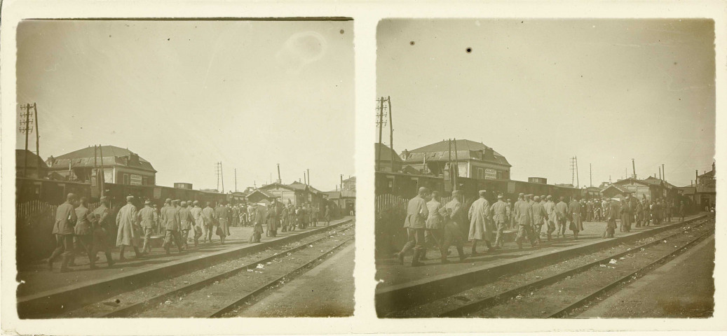 Soldats français dans une gare. Au second plan, publicité "Thirard - déménagements"