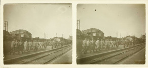 Soldats français dans une gare. Au second plan, publicité "Thirard - déménagements"