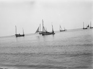 Paysage du littoral : une flotille de bateaux de pêche
