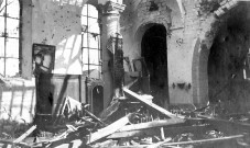 La Grande Guerre dans le Pas-de-Calais. Intérieur d'une église dévastée par les bombardements