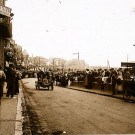La foule rassemblée sur le front de mer pour assister à une course automobile au Tréport