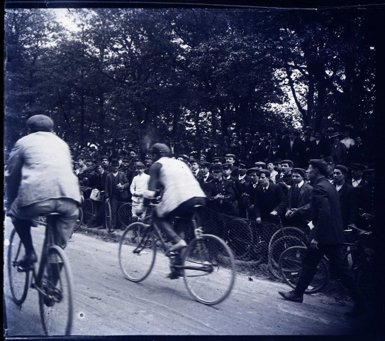 Amiens (Somme). Course cycliste : passage de coureurs devant la foule