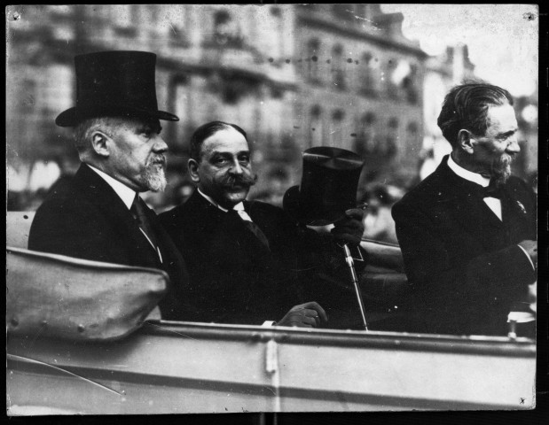 Visite officielle de Raymond Poincaré en 1919 : le président de la République parcourant la ville, accompagné de Mr Klotz et du maire, Mr Duchaussoy