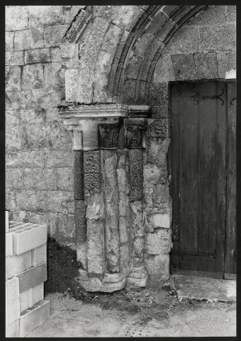 Couloisy. Détail du pied-droit gauche du portail de l'église