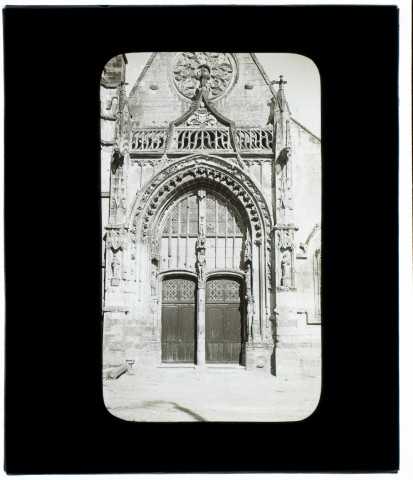[Détail du portail de l'église Saint-Pierre de Montdidier]