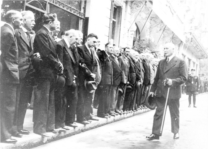 Guerre 1939-1945. Réception à Vichy d'une délégation des maires de la Somme par le Maréchal Pétain
