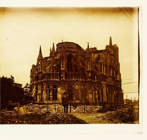 Reims. La cathédrale en ruines, l'abside