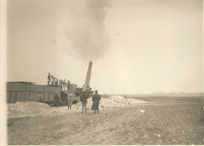 Mailly-le-Camp. Tir d'une pièce d'artillerie de 400mm lontée sur un wagon de chemin de fer
