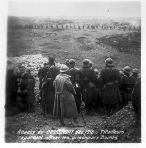 Attaque de Douaumont déc 1916 : Tirailleurs regardant affluer les prisonniers boches