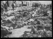 Massacre de déportés dans un camp de concentration : soldats alliés découvrant l'horreur des camps de concentration