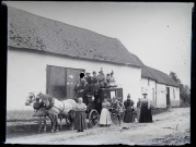 Martinsart (Somme). La diligence transportant la famille Danel stationnée dans une rue du village