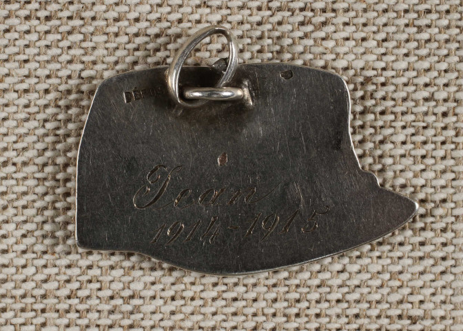 Médaille en forme de képi portant l'inscription "368e - Jean 1914-1915"