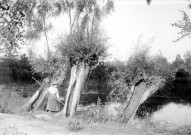 Paysage de marais et de saules. Portrait de femme au bord d'un étang