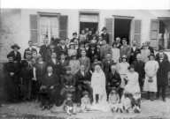 Saint-Gratien. Famille Boury-Valembert posant devant la maison familiale lors d'un mariage