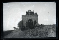 Groupe de jeunes hommes posant devant une chapelle