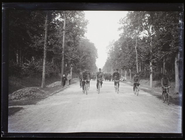 72e de ligne dans le bois de Villers-Bretonneux - départ pour les manoeuvres - septembre 1901