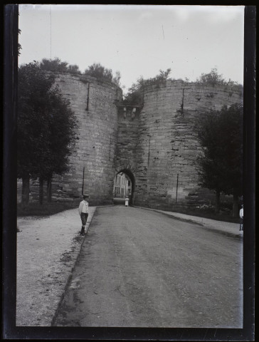 Coucy-le-Château porte - juillet 1901