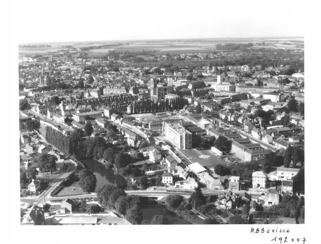 Abbeville. Vue aérienne de la ville, la collégiale Saint-Vulfran