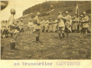 Revue militaire de la 127e Division le 29 mai 1918 à Rupt-en-Woëvre : remise de la croix de guerre au brancardier Sauvignon