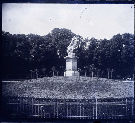 Saint-Germain-en-Laye (Yvelines). Rond-Point de la Terrasse, statue "Le Torrent"
