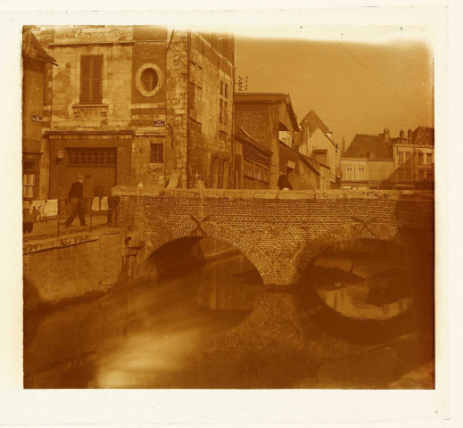 Amiens (Somme). Vieux pont rue Taillefer