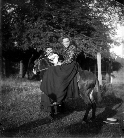 Scène rurale. Portrait de deux femmes, l'une juchée en amazone sur un âne