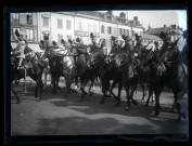 Défilé militaire : passage des hussards à cheval dans les boulevards près de la gare d'Amiens