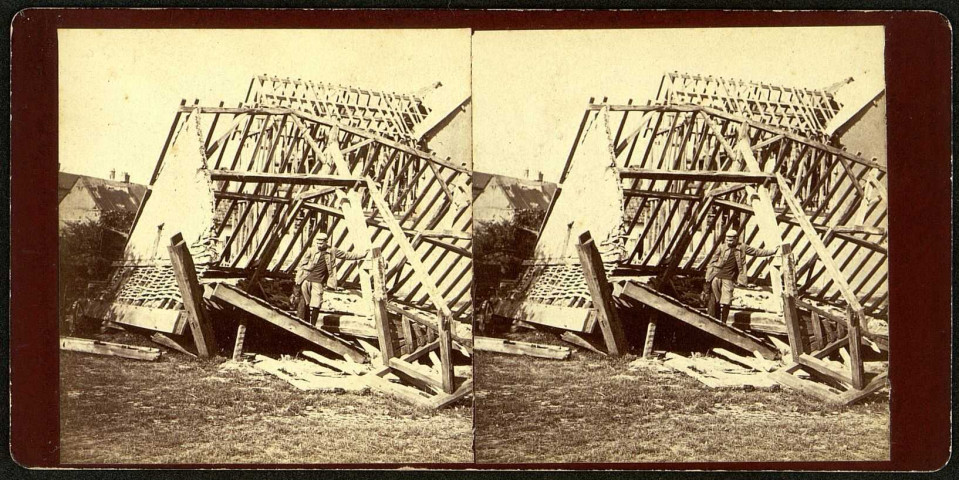 Beaucamps-le-Vieux. Les dégâts de la tornade du 10 août 1895 : une maison détruite, toiture arrachée. Un villageois pose au pied de la charpente affaissée