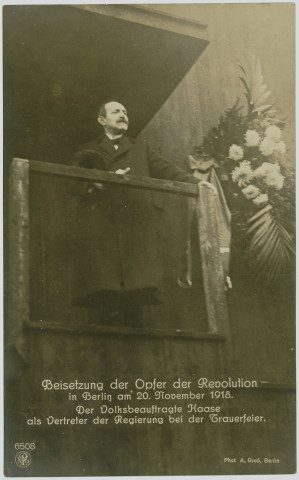 BEISETZUNG DER OPFER DER REVOLUTION IN BERLIN AM 20. NOVEMBER 1918. DER VOLKSBEAUFTRAGTE HAASE ALS VERTRETER DER REGIERUNG BEI DER TRAUERFEIER
